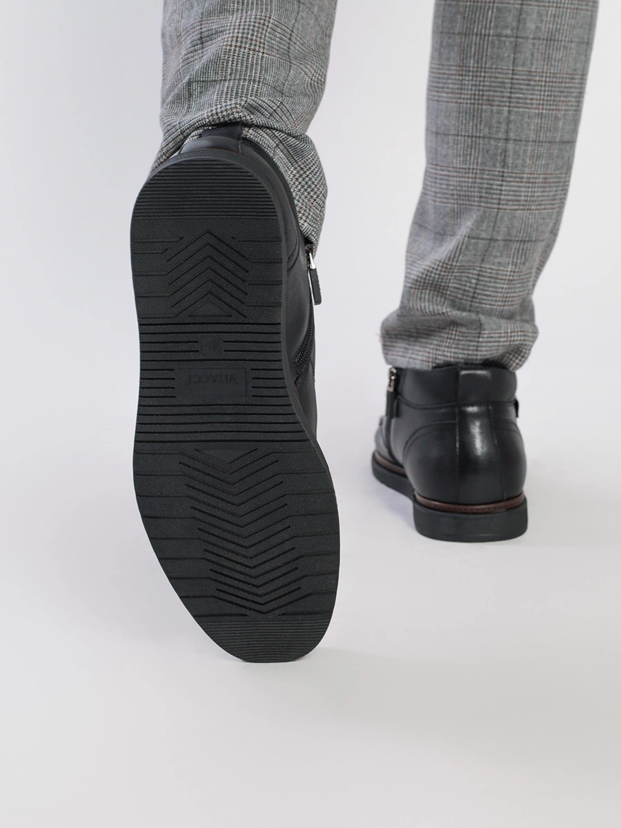 Ботинки черного цвета с меховой оторочкой